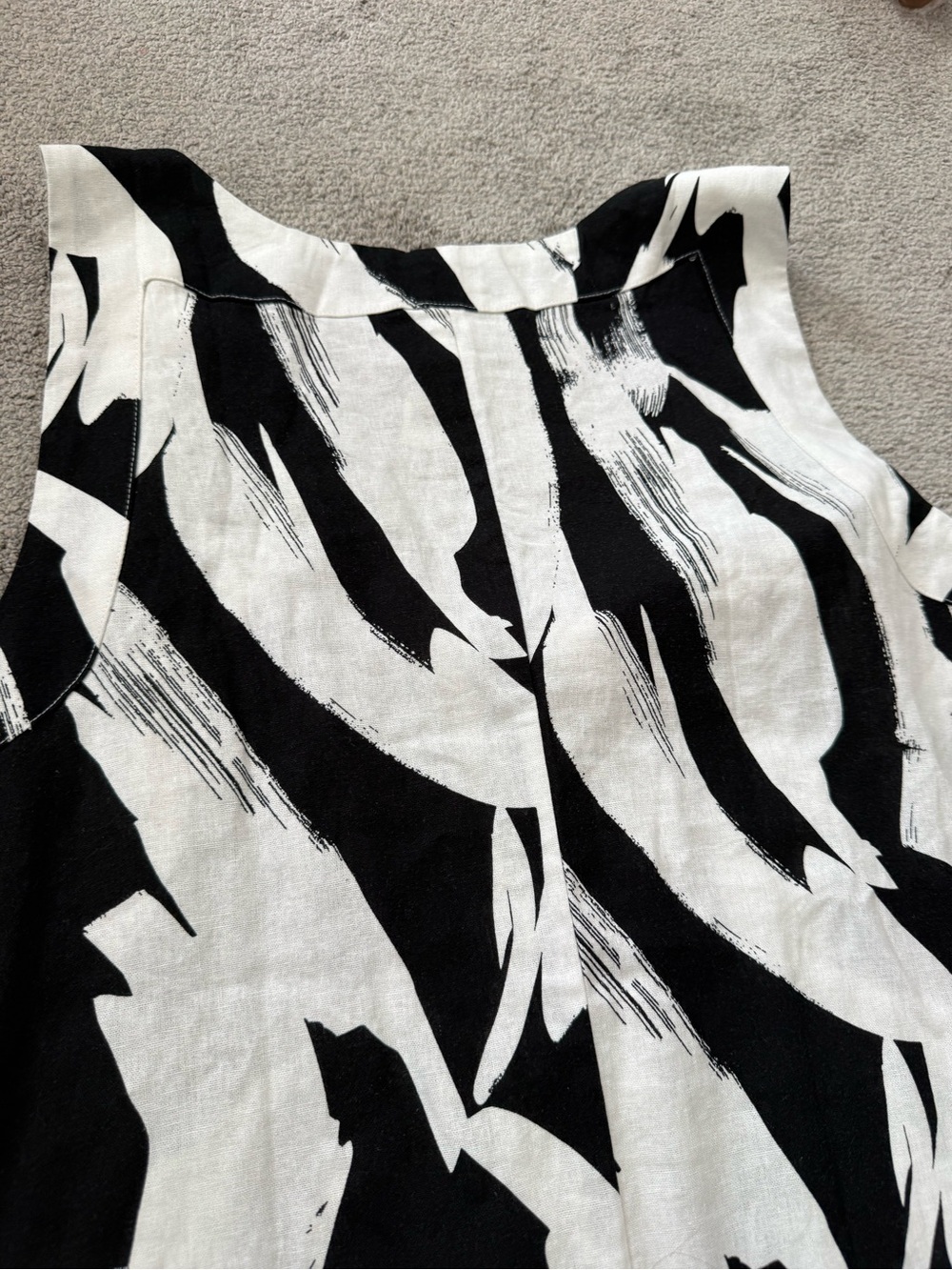 DKNY Linen Blend Black & White Brushstroke V-Neck Sleeveless Maxi Dress - Picture 5 of 7